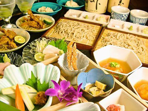 そば寿司、そば、デザート付きの季節の料理9品をご堪能いただける、特別な会席コースです。